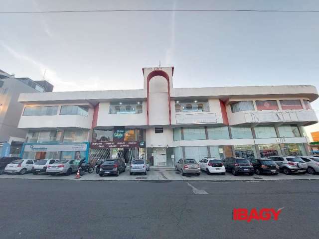 Sala comercial com 4 salas para alugar na Avenida Leoberto Leal, 1205, Barreiros, São José, 72 m2 por R$ 3.000