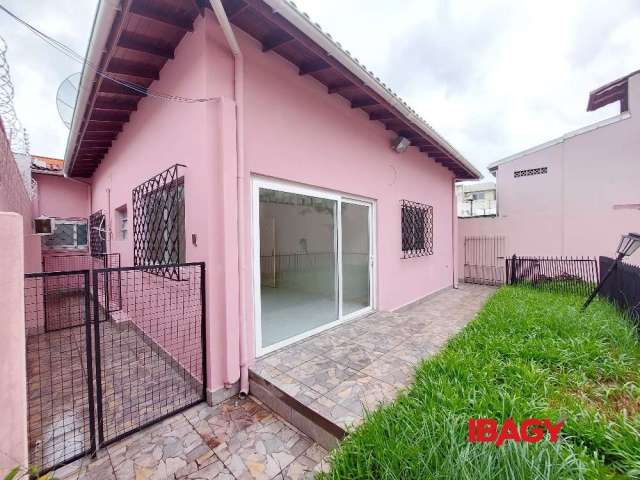 Casa com 2 quartos para alugar na Avenida Irineu Bornhausen, 319, Campinas, São José, 61 m2 por R$ 3.200
