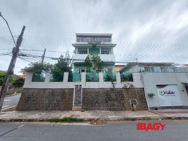 Casa com 3 quartos para alugar na Rua Daniela, 114, Bela Vista, São José, 272 m2 por R$ 5.500
