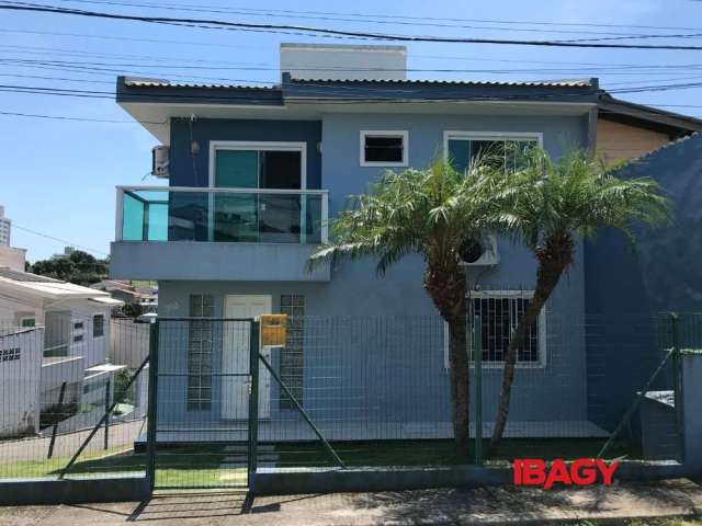 Casa com 3 quartos para alugar na Rua Senador Alberto Pasqualine, 308, Canto, Florianópolis, 123 m2 por R$ 5.500