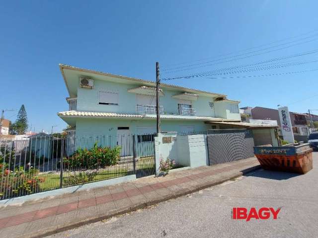 Casa com 3 quartos para alugar na Rua José Cândido da Silva, 591, Balneário, Florianópolis, 120 m2 por R$ 3.800