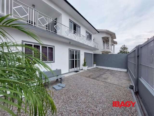 Casa com 4 quartos para alugar na Rua Geraldo Jansen, 35, Ponte do Imaruim, Palhoça, 200 m2 por R$ 4.000