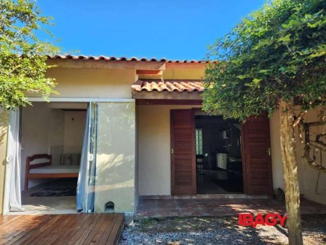 Casa com 3 quartos para alugar na Servidão das Conchas, 123, Morro das Pedras, Florianópolis por R$ 4.500