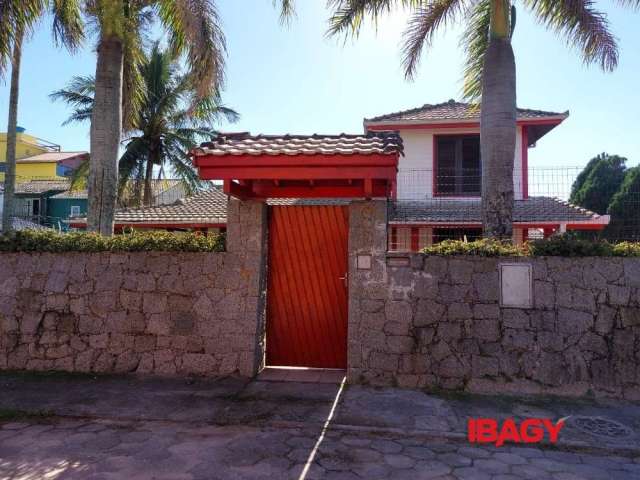 Casa com 3 quartos para alugar na Servidão Pantanal, 97, Campeche, Florianópolis por R$ 6.500