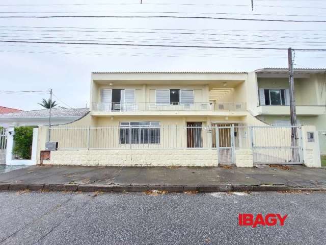 Casa com 4 quartos para alugar na Rua Santa Tereza, 589, Balneário, Florianópolis, 267 m2 por R$ 5.000