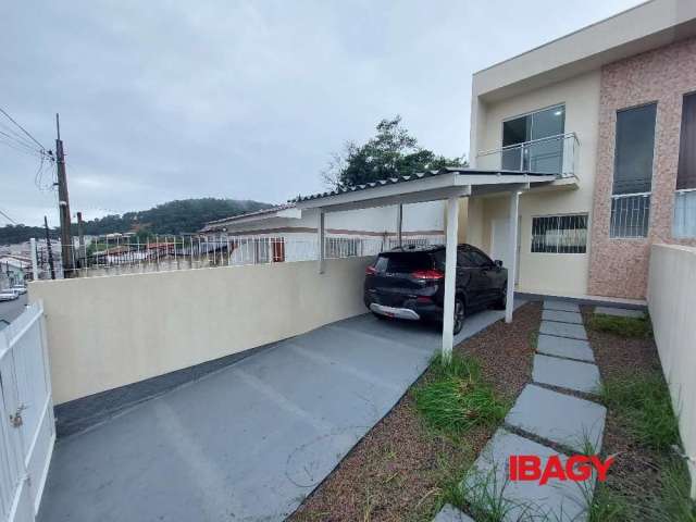 Casa com 2 quartos para alugar na Rua Gleci Dias Carneiro, 337, Bela Vista, Palhoça, 77 m2 por R$ 1.800