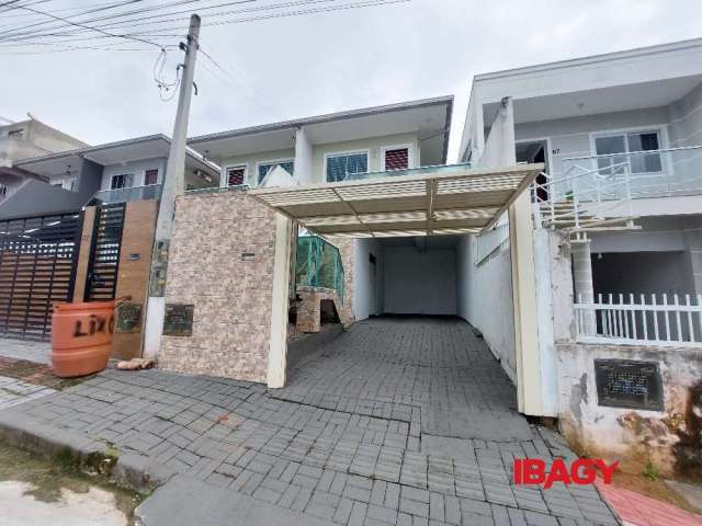 Casa com 2 quartos para alugar na Rua Uvaia, 57, Potecas, São José, 70 m2 por R$ 2.300
