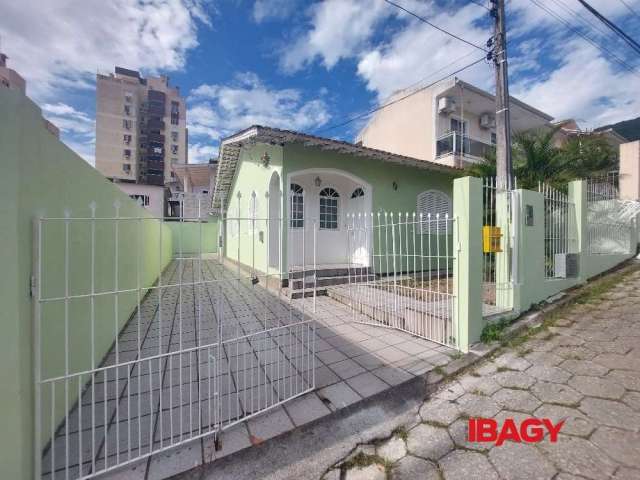 Casa com 3 quartos para alugar na Travessa Debrandino Machado, 39, Costeira do Pirajubaé, Florianópolis, 160 m2 por R$ 4.200