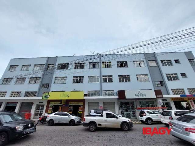 Apartamento com 3 quartos para alugar na Rua Doutor Heitor Blum, 309, Estreito, Florianópolis, 78 m2 por R$ 2.300