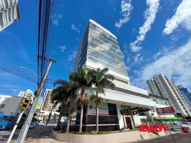 Sala comercial com 1 sala para alugar na Rua Doutor Heitor Blum, 310, Estreito, Florianópolis, 26 m2 por R$ 850
