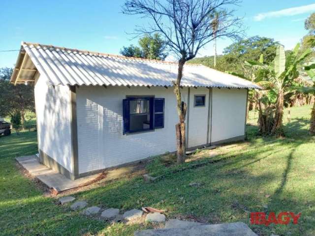 Casa com 2 quartos para alugar na Rua Isid Dutra, 1410, Sambaqui, Florianópolis, 44 m2 por R$ 2.600