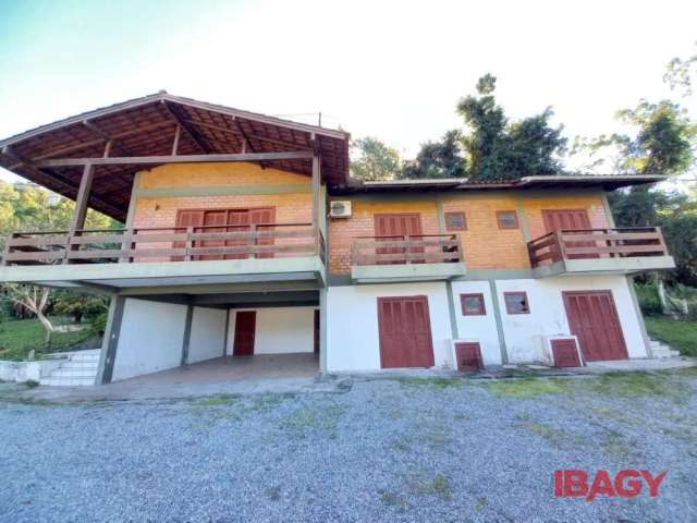 Casa com 5 quartos para alugar na Rua Isid Dutra, 1410, Sambaqui, Florianópolis, 224 m2 por R$ 5.000