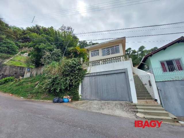 Casa com 4 quartos para alugar na Rua Belizário Berto da Silveira, 402, Saco dos Limões, Florianópolis, 208 m2 por R$ 6.000