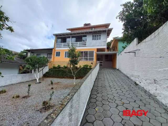 Casa com 2 quartos para alugar na Theodoro Francisco dos Santos, 392, Fazenda Santo Antônio, São José, 150 m2 por R$ 2.400