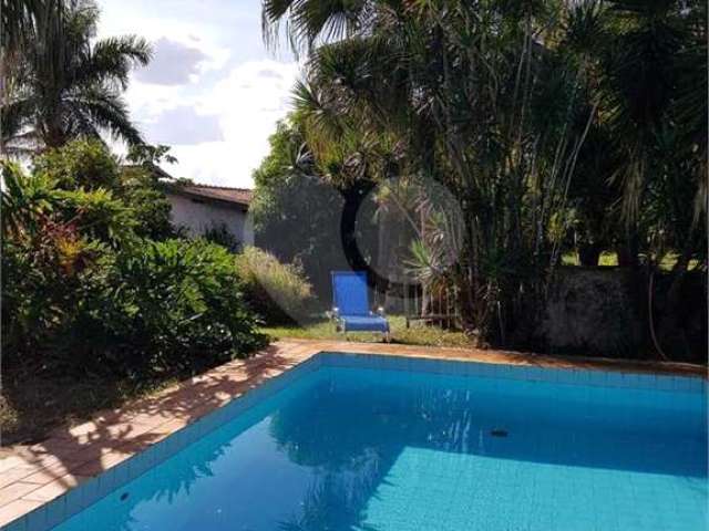 Casa térrea com piscina para venda no Parque Santa Marta