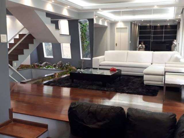 *Casa à venda na V. São Francisco com 710 m², 4 dorms; piscina/6 vgs. garagem