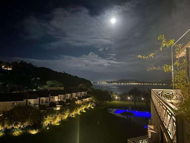 Duplex, vista para Lagoa, terraço e 3 quartos à venda na Lagoa da Conceição em Florianópolis.