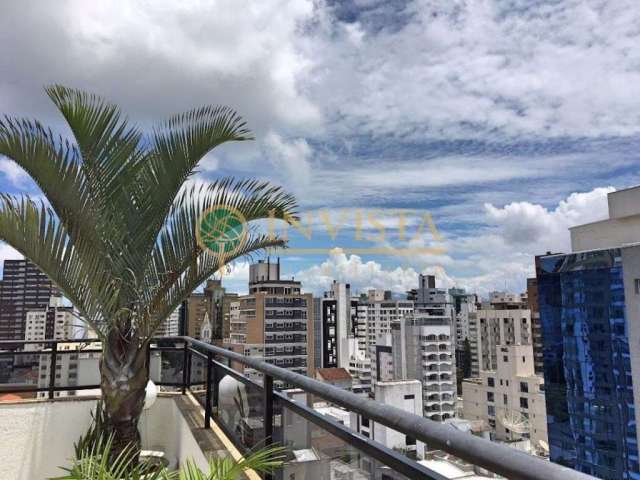 Triplex de 200m², 2 suítes, terraço com churrasqueira e vista parcial Mar - Á venda no Centro de Florianópolis