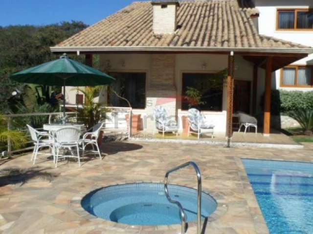 Casa em condomínio fechado com 3 suítes e piscina nas Roseiras em Mairiporã