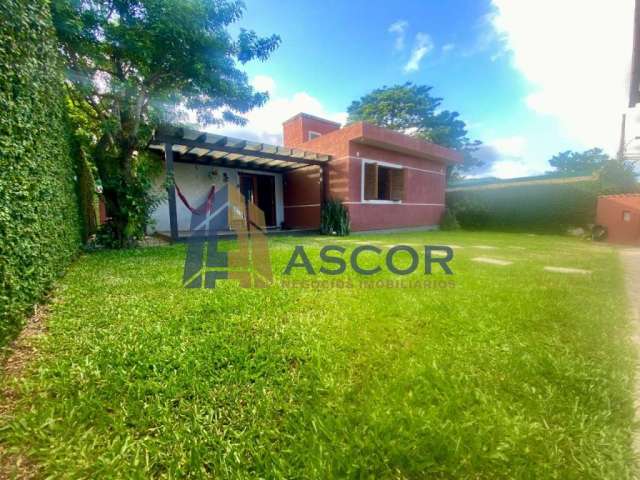 Casa com 3 quartos para alugar na Alcidomiro Flores, 44, Rio Tavares, Florianópolis, 188 m2 por R$ 9.900