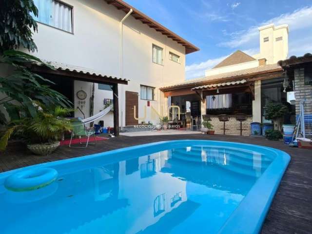 Casa ampla com 5 quartos, piscina e 02 vagas de garagens à venda no bairro de Coqueiros!