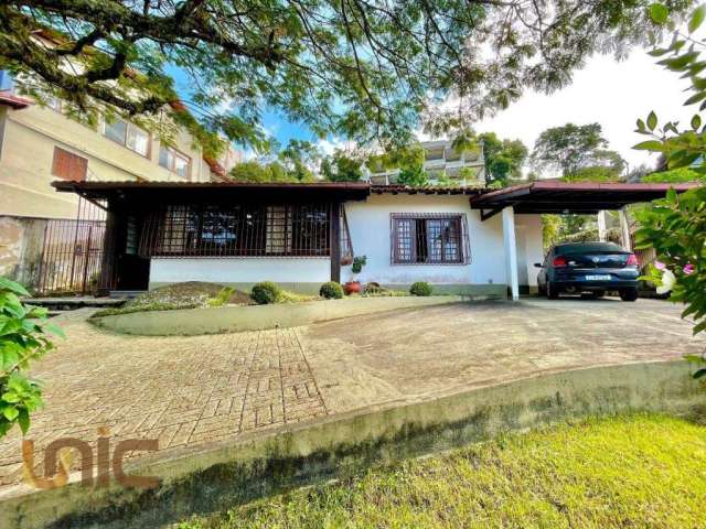 Casa com 5 dormitórios à venda, 300 m² por R$ 770.000,00 - Iucas - Teresópolis/RJ