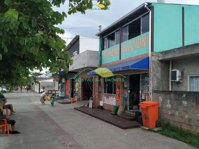 Prédio formado por duas lojas e um apartamento na principal rua comercial do bairro - Tapera - Flor