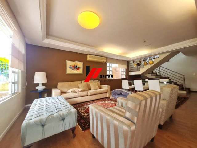 Casa mobiliada à venda em condomínio fechado no Bairro Monte Verde em Florianópolis com 4 quartos sendo 3 suítes, com uma suite master