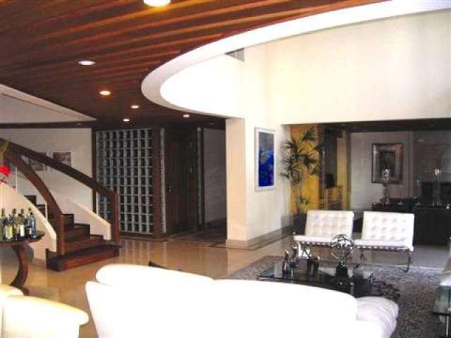 Apartamento duplex de altíssimo padrão à venda no Cambuí, com 4 suítes, 5 garagens, e lazer completo.