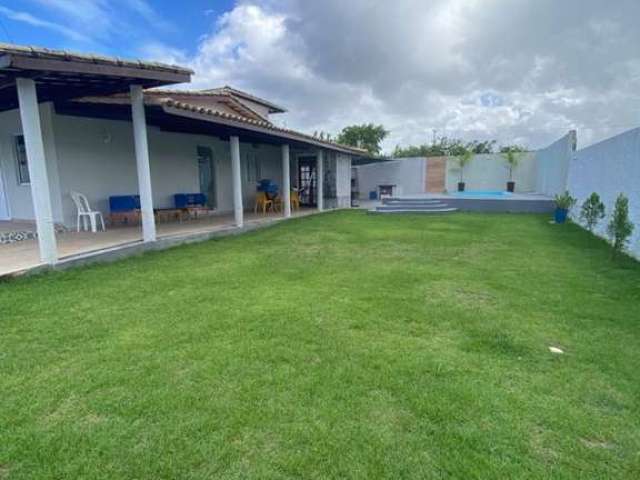 Casa à venda no Condomínio Jardim Mangabeiras em Arembepe. Amplo terreno com área gramada, espaço gourmet e piscina.