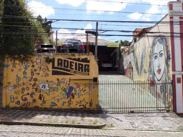 Terreno Z3 em localização central de Curitiba.