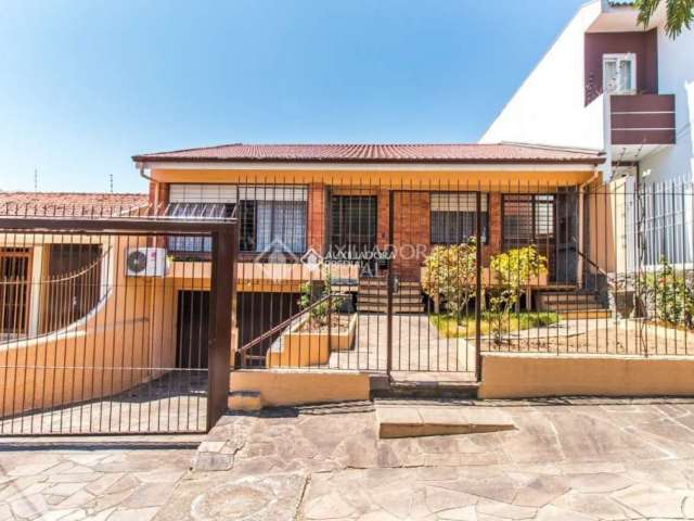 Casa em condomínio fechado com 3 quartos para alugar na Rua Matias José Bins, 1320, Chácara das Pedras, Porto Alegre, 258 m2 por R$ 8.000