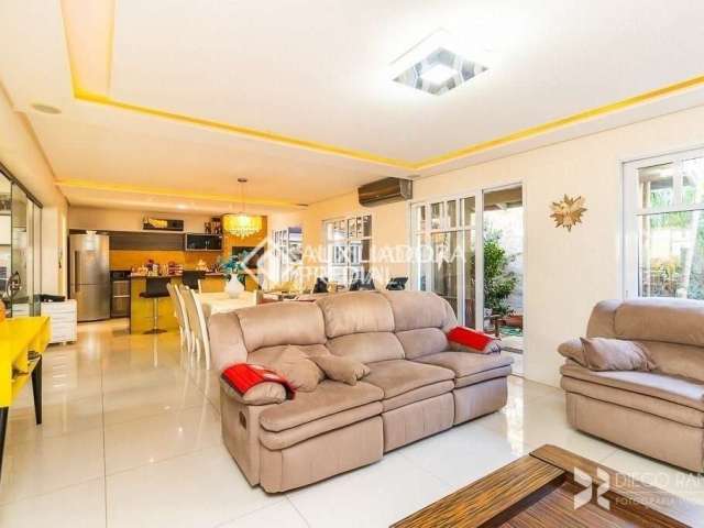 Casa em condomínio fechado com 4 quartos à venda na Rua Attílio Bilibio, 120, Jardim Carvalho, Porto Alegre, 446 m2 por R$ 2.400.000