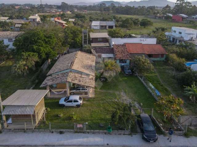 Casa com 2 quartos à venda na da Esperança, 6046, Araçatuba, Imbituba por R$ 750.000