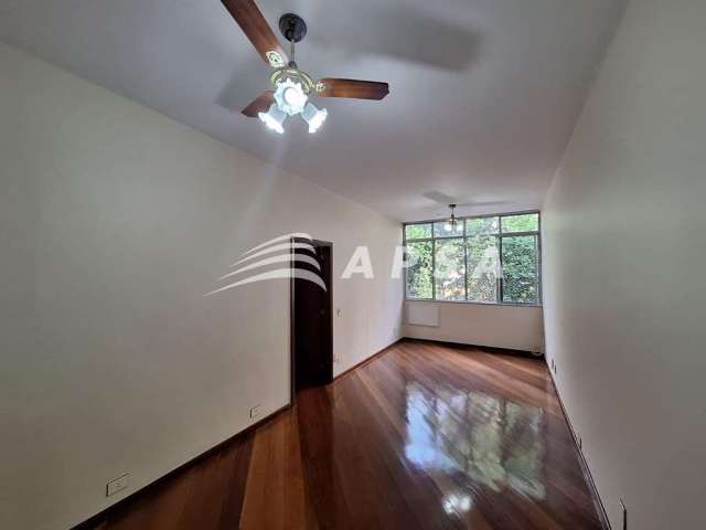 Excelente apartamento localizado na tijuca, 98m², sinteco e pintura nova, sala com espaço muito conf