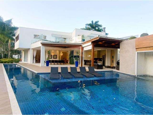 Belíssima mansão de 1000 m² com 6 suítes e área de lazer completa em condomínio Jardim Acapulco