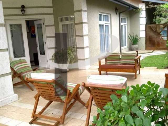 Casa terrea à venda no Condominio Pedra Verda Lázaro, Ubatuba,a 90 mts da praia, 4 suites, piscina,