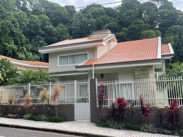 Casa à venda na Rua Hellmuth Strelow, 41, América, Joinville por R$ 3.750.000