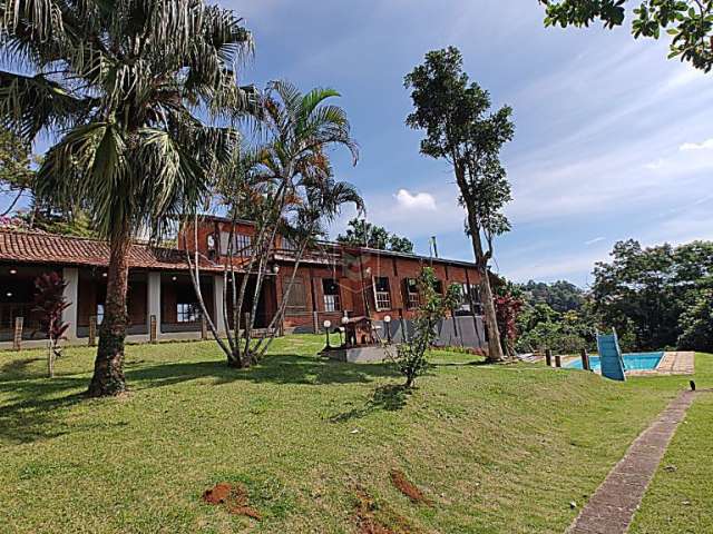 Linda Casa  localizada em um condomínio singular e bem arborizado, o Parque Jardim da Serra - Juiz De Fora!