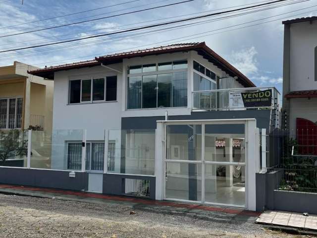 Excelente casa de alvenaria à venda, a 200m da orla da praia no bairro Itaguaçu.