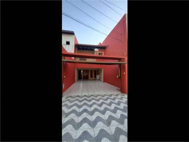 Casa para venda possui 174 metros quadrados com 4 quartos em Montese - Fortaleza - Ceará