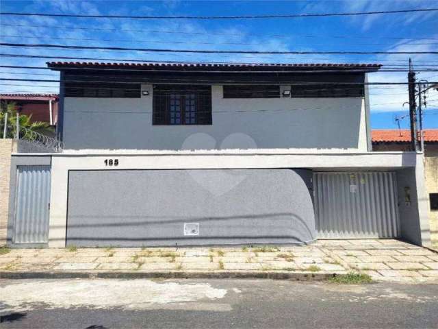 Casa para venda possui 300 metros quadrados com 3 quartos em Cocó - Fortaleza - Ceará