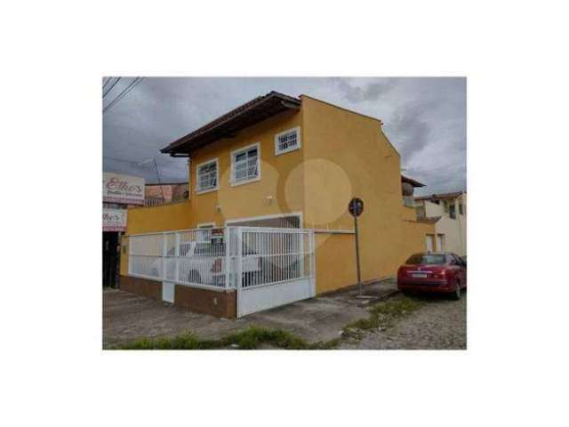 Casa para venda tem 196 metros quadrados com 3 quartos em Monte Castelo - Fortaleza - Ceará