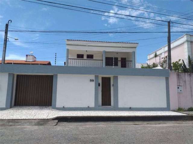 Casa para venda tem 228 metros quadrados com 3 quartos em Cocó - Fortaleza - Ceará