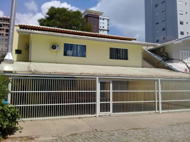 Ampla Casa de Excursão localizada em área central de Meia Praia - Itapema
