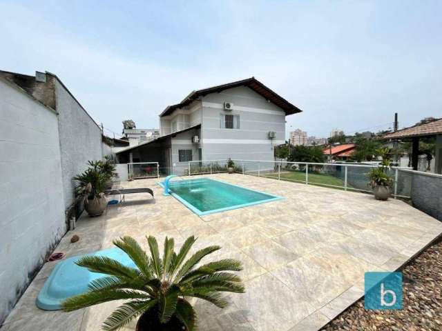 Casa de 2 pavimentos com piscina à venda, localizado em loteamento totalmente residencial na Cidade de Blumenau