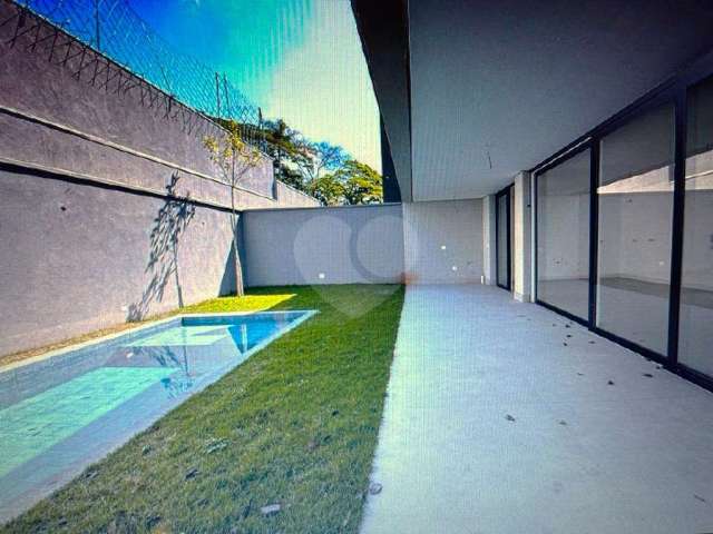 Casa em condomínio com 401m2, 4 Suítes sendo 1master, Living integrado a varanda com piscina