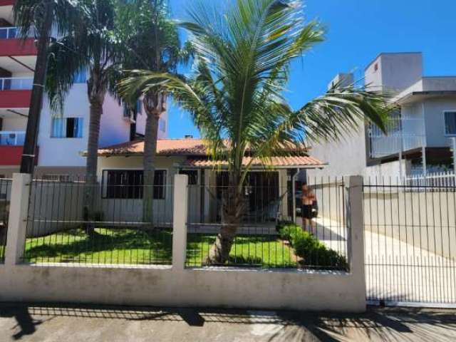 Casa com 4 quartos à venda na Rua Mario Braz de Santana, 136, Centro, Balneário Piçarras por R$ 1.176.500