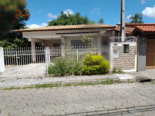 Casa no Centro de Jacareí- 150m²- 2 dormitórios, Edícula e amplo quintal