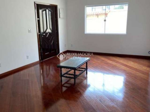 Casa em condomínio fechado com 3 quartos para alugar na Ariranha, 26, Vila Helena, Santo André, 193 m2 por R$ 3.700